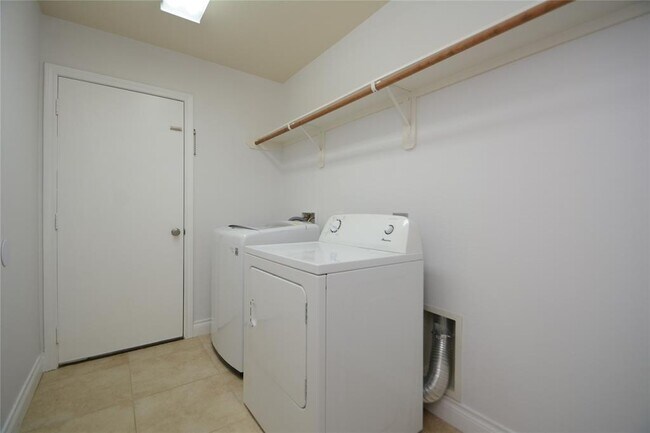 Building Photo - 12567 Canyon Falls Boulevard