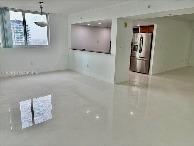 Building Photo - 1800 N Bayshore Dr