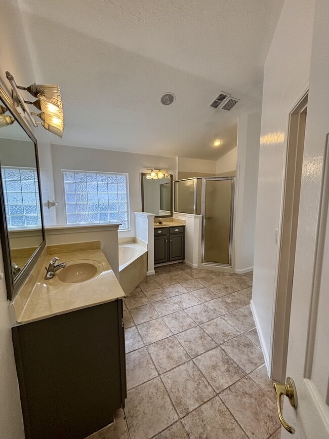 Building Photo - 1045 Drakefeather Dr