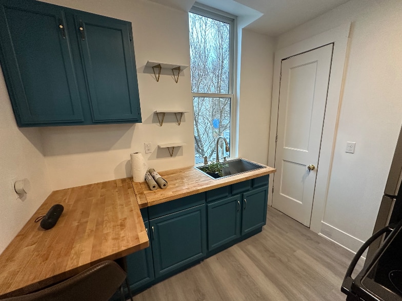 Building Photo - 2567 Bank St