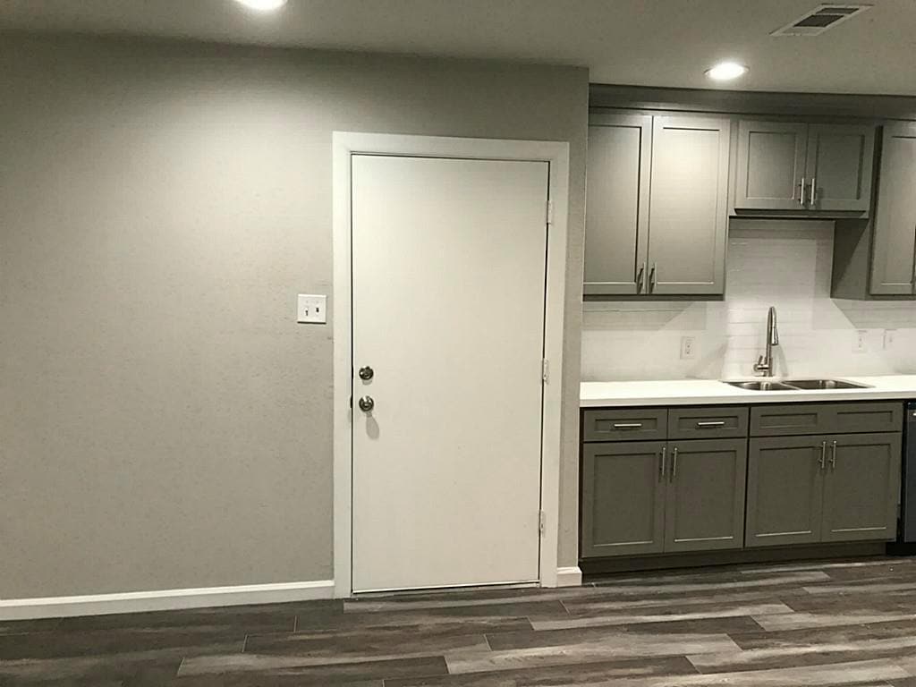 Beautiful shaker style cabinetry and vinyl wood flooring - 5005 Tierwester st