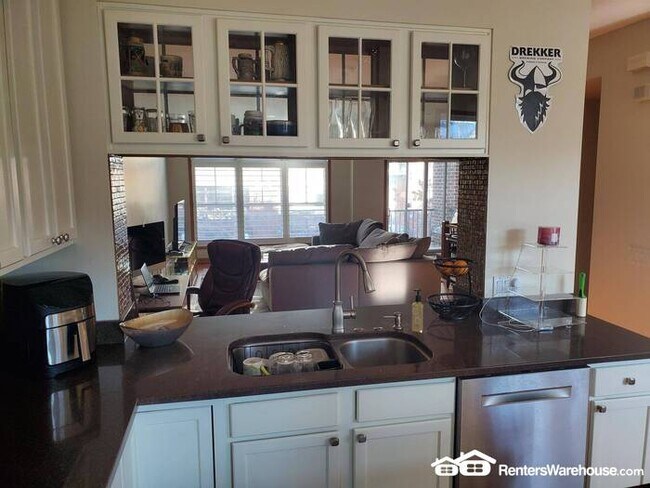 Building Photo - 2 Bedroom, 4 Bath Townhouse in a Great Riv...