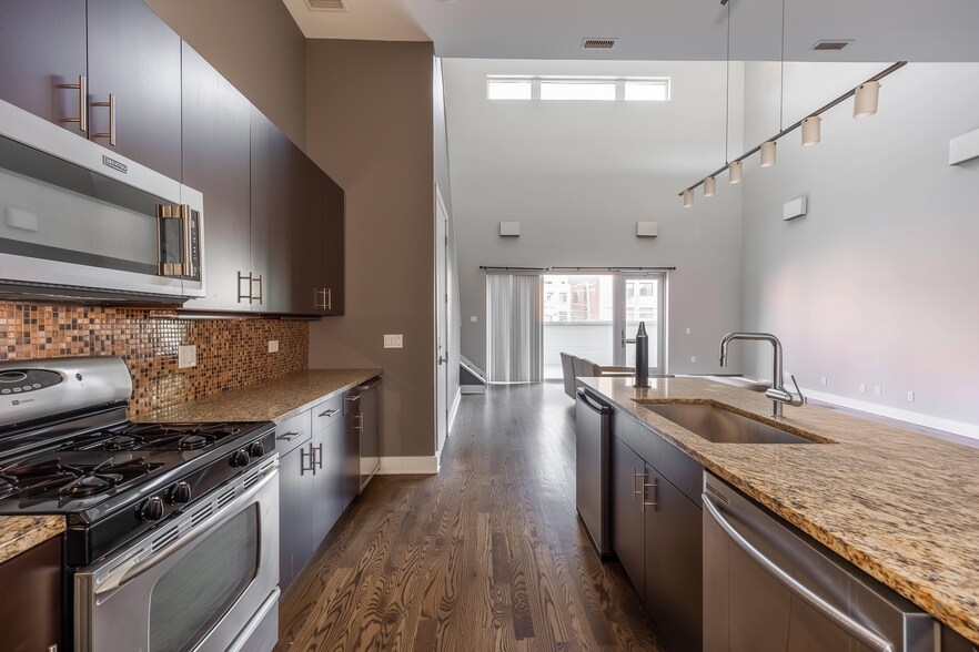 Building Photo - 1008 W Lake St