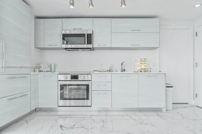 Building Photo - 650 NE 32nd St