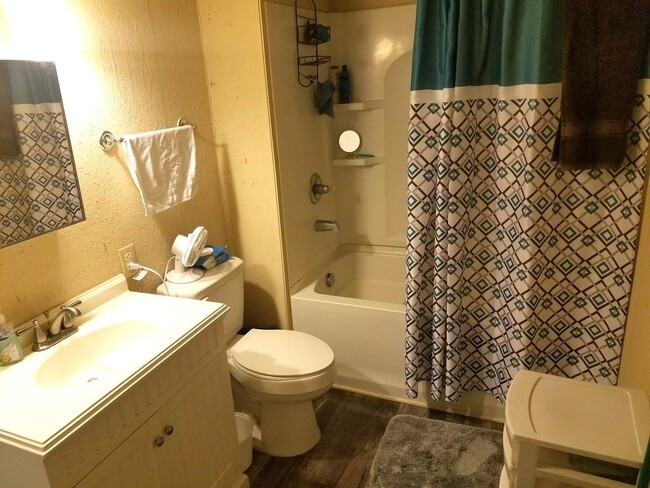 Building Photo - Two-Bedroom Lower Duplex Near Downtown Ban...