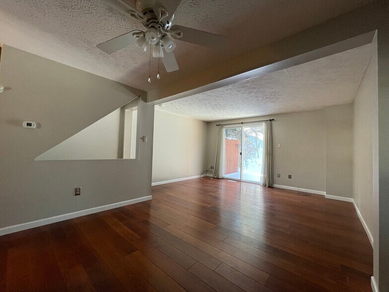 Building Photo - 2207 Hawthorne Drive