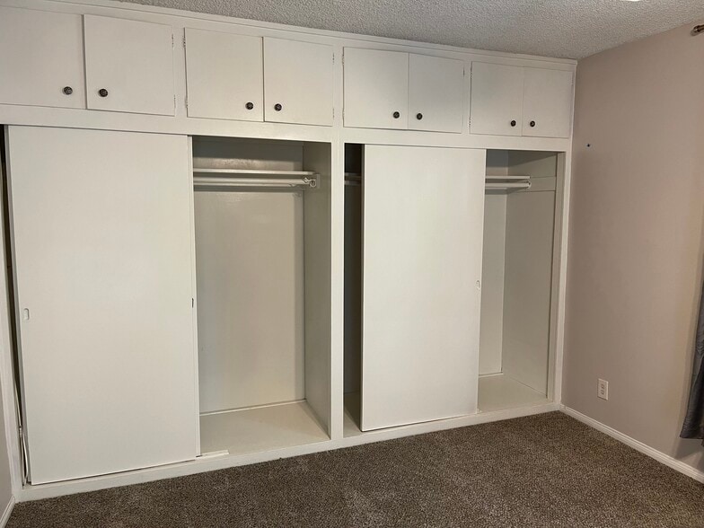 Closet - 2328 N Beachwood Dr