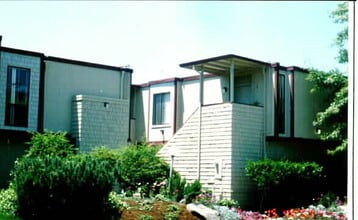 Building Photo - Villa Creek