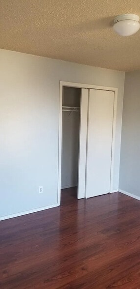 Building Photo - Room in Apartment on West Loop