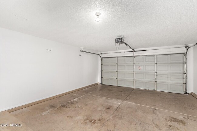 Building Photo - 4453 E Wildwood Dr