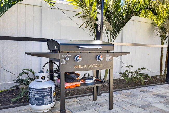 Building Photo - 1412 Gladys Cir