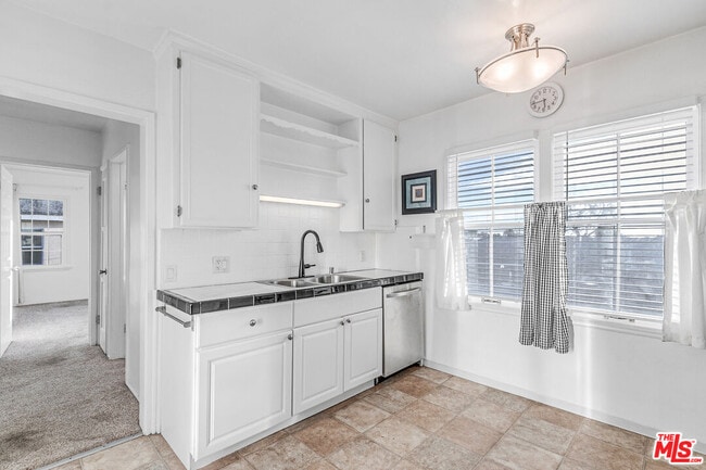 Building Photo - 1352 Ocean Park Blvd