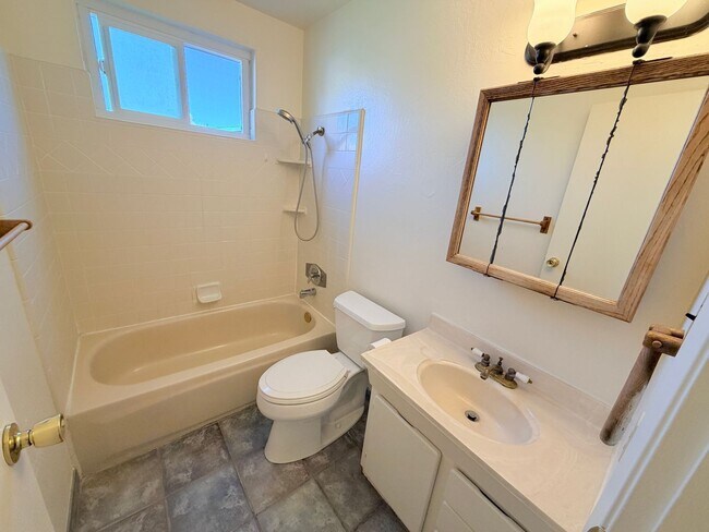 Building Photo - Newly Refreshed 3BD/2BA Home with Spacious Living Areas