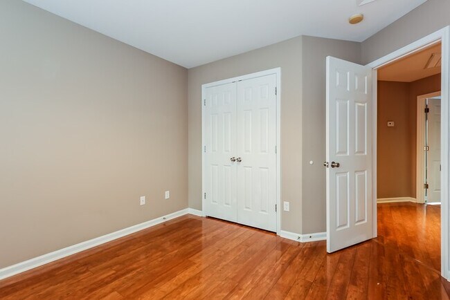 Building Photo - 400 Middleshare Dr