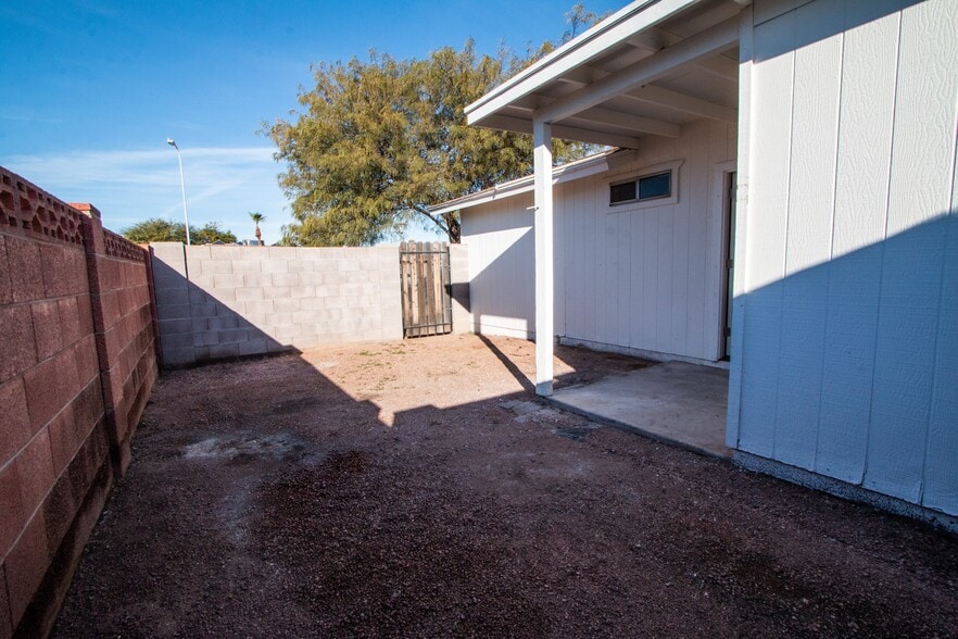 Private Backyard - 1125 N Oleander St