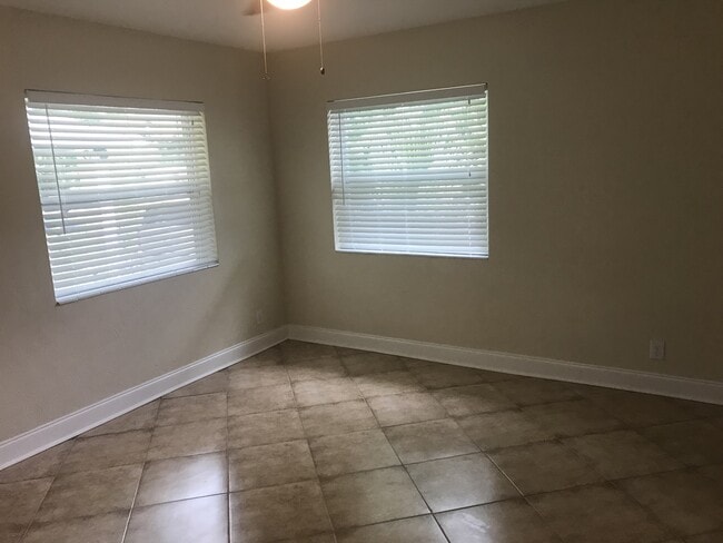 Building Photo - Large Old West Tampa Home