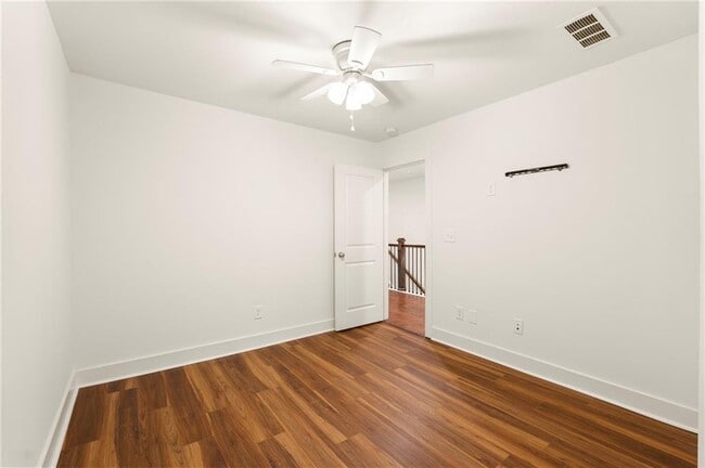 Building Photo - 1833 Edgehill Dr