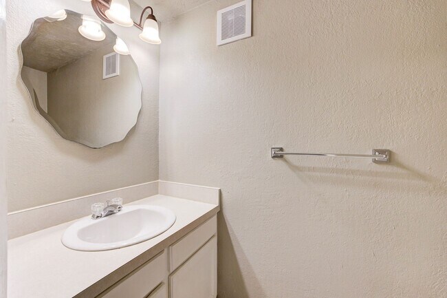 Building Photo - Cute Townhouse in the Heart of Norman, just minutes from OU!
