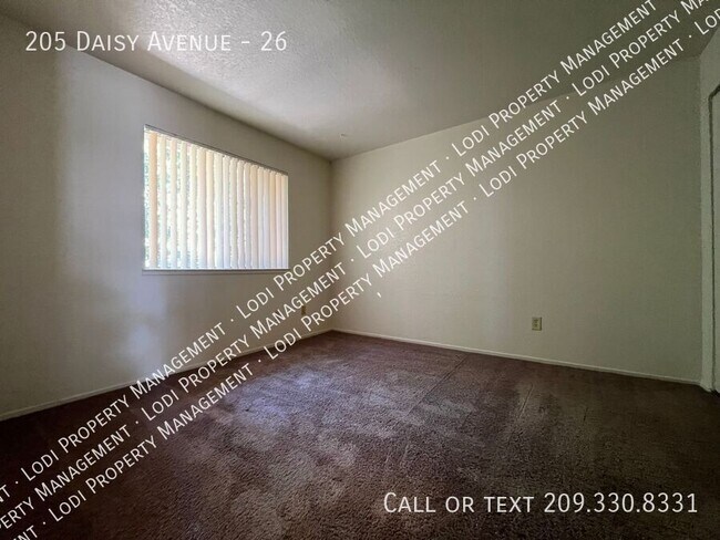 Building Photo - 205 Daisy Ave
