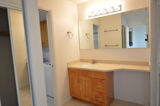 Building Photo - Pearl Regency Condo - 1 bedroom, 1 bath, 1 parking Avail 11/1/2021