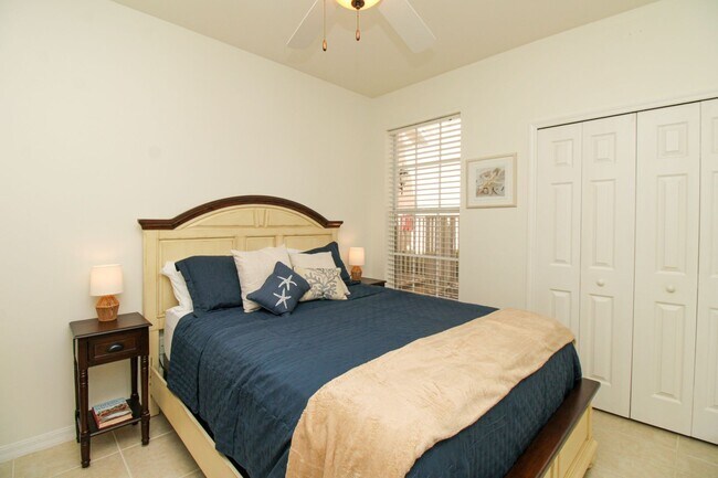 Building Photo - ** SPACIOUS 3 BED/2 BATH COACH HOME WITH T...