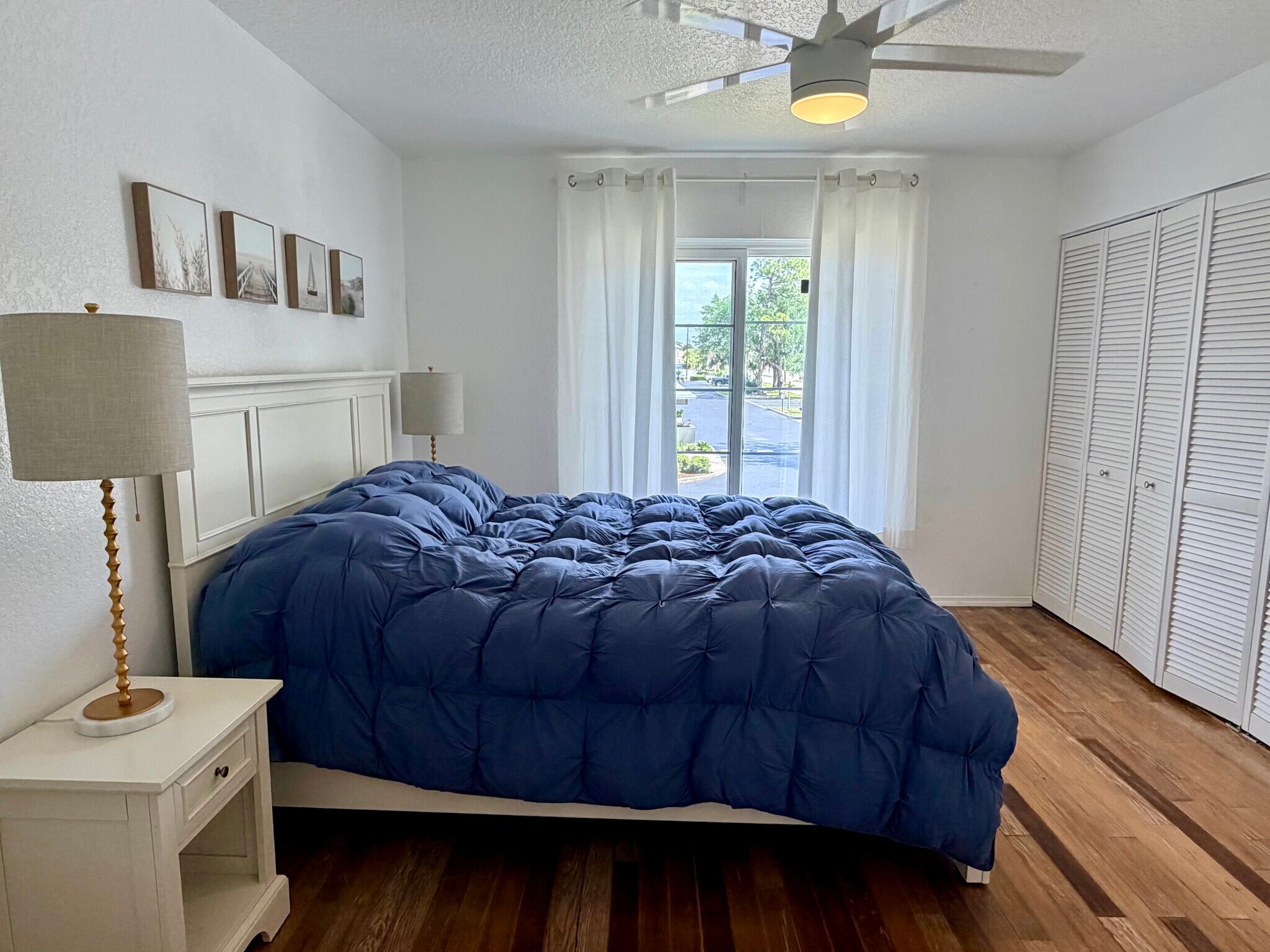 Queen Bed - 21320 Brinson Ave