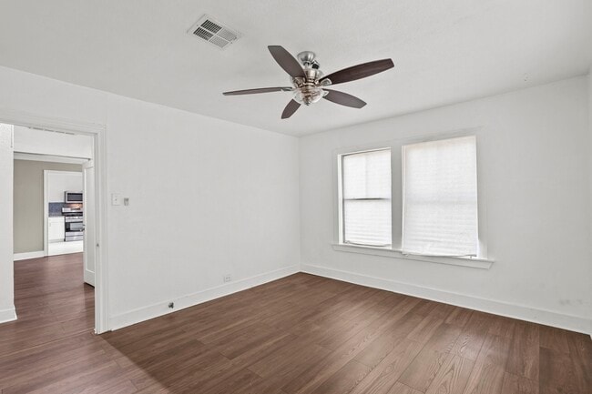 Building Photo - 2406 Oaklawn Dr