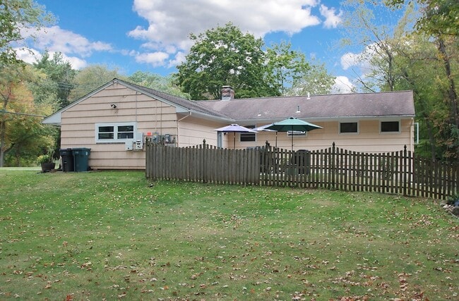 Building Photo - 104 Country Club Rd
