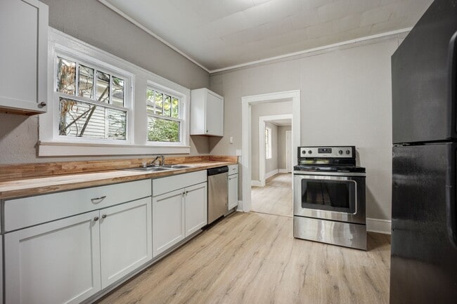 Building Photo - Freshly Updated 3 Bedroom House