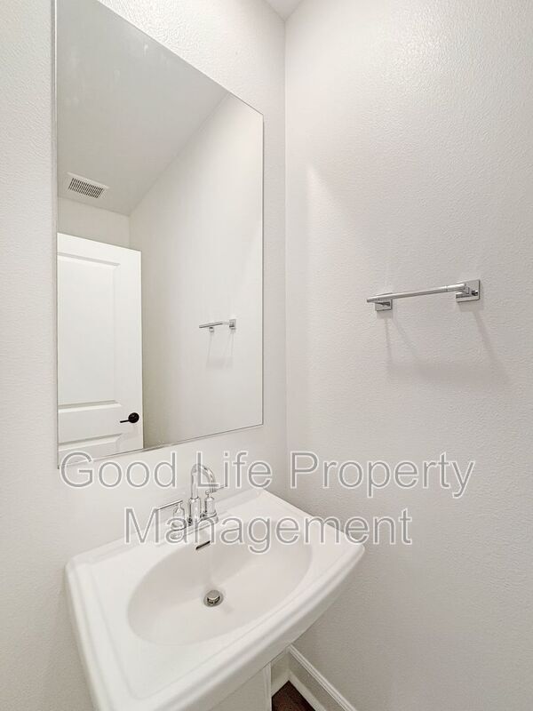 Building Photo - 820 Makani St