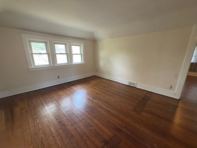 Building Photo - Spacious 4-Bedroom Home with Fenced Yard &...