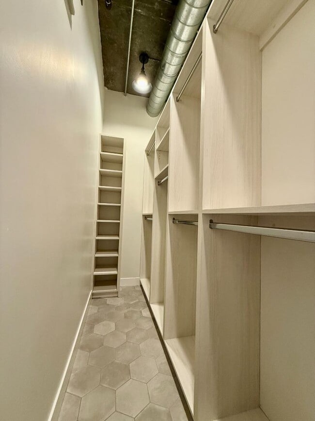 Building Photo - 21 E 6th St