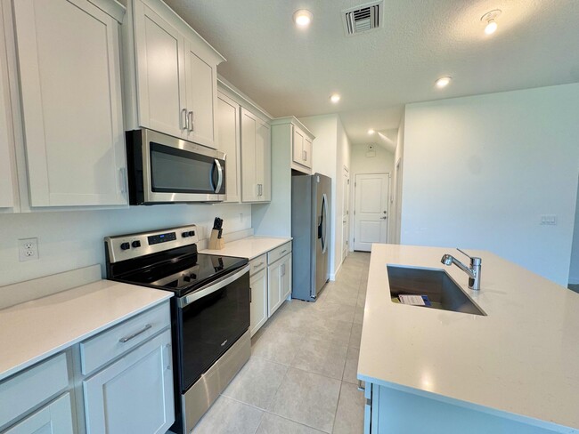 Building Photo - 14122 SW Thorens Dr