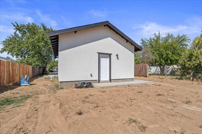 Building Photo - 4BR Home on 0.35-Acre Lot | Owned Solar