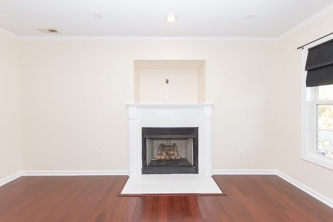 Building Photo - MOVE-IN READY