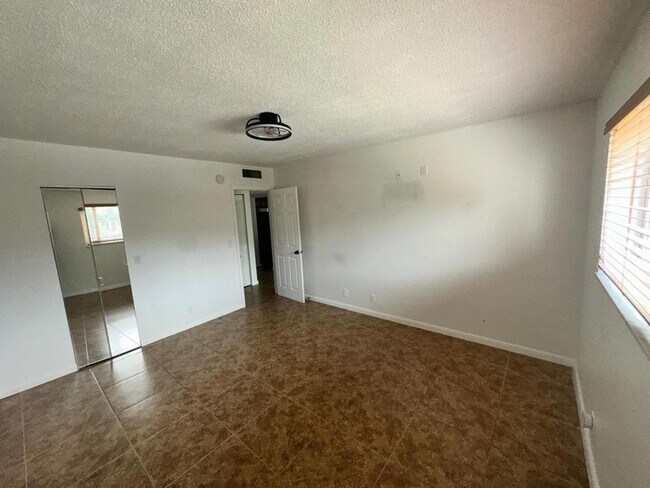 Building Photo - 715 Lori Dr