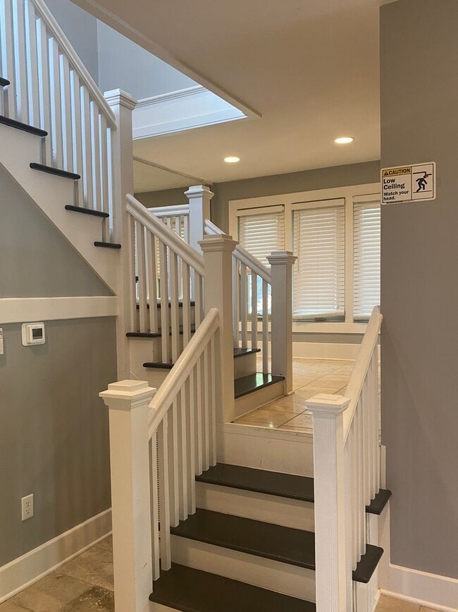 Building Photo - Vanderbilt Place - Wonderful Location 3 bedrooms/3 1/2 baths