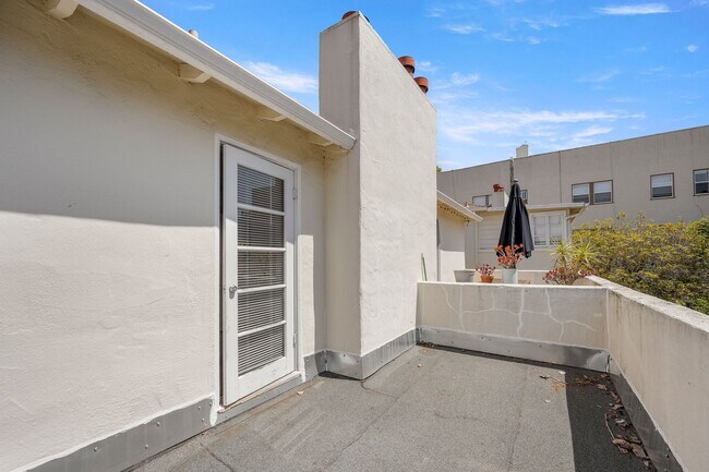 Building Photo - North Berkeley 2 Bedroom Rare Finds!