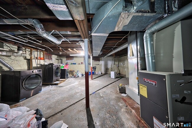 Building Photo - 196 Waite St