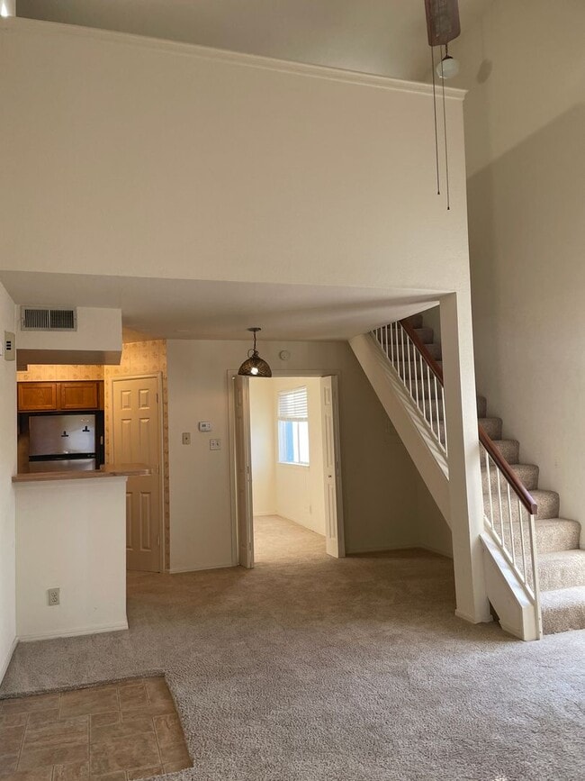 Building Photo - 2 bedroom 2 full bath loft condo, washer and dryer included