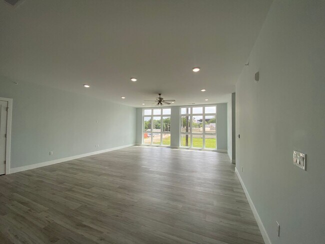 Building Photo - 132 E University Ave