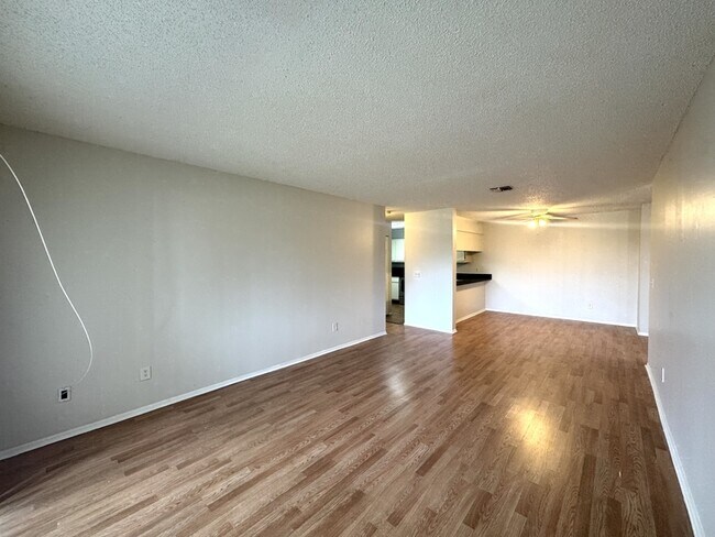 Building Photo - 652 Kenwick Cir