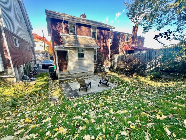 Building Photo - 3 Bedroom 1.5 Bath in Dormont! Off Street Parking!