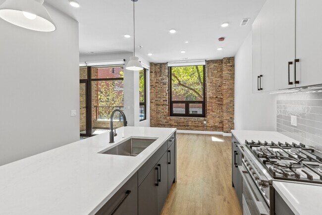 Building Photo - Luxurious West Loop Mid Rise! High End Finishes & Outstanding Amenities! Ready 5/1!