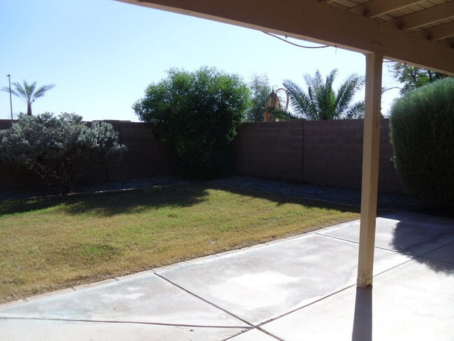 Building Photo - 3 bed 2 bath single level house in core Ch...