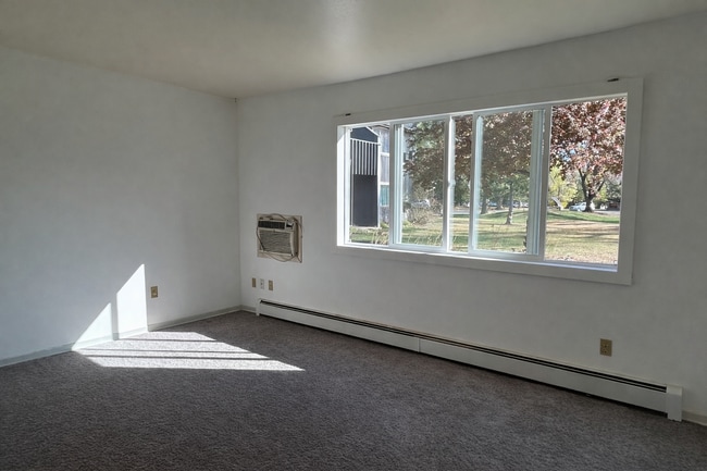 Building Photo - Updated 2 Bedroom Condo in Central Fort Collins - Available Now