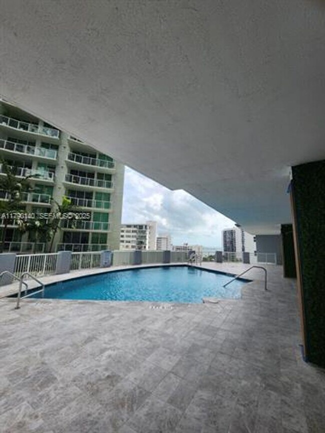 Building Photo - 170 SE 14th St