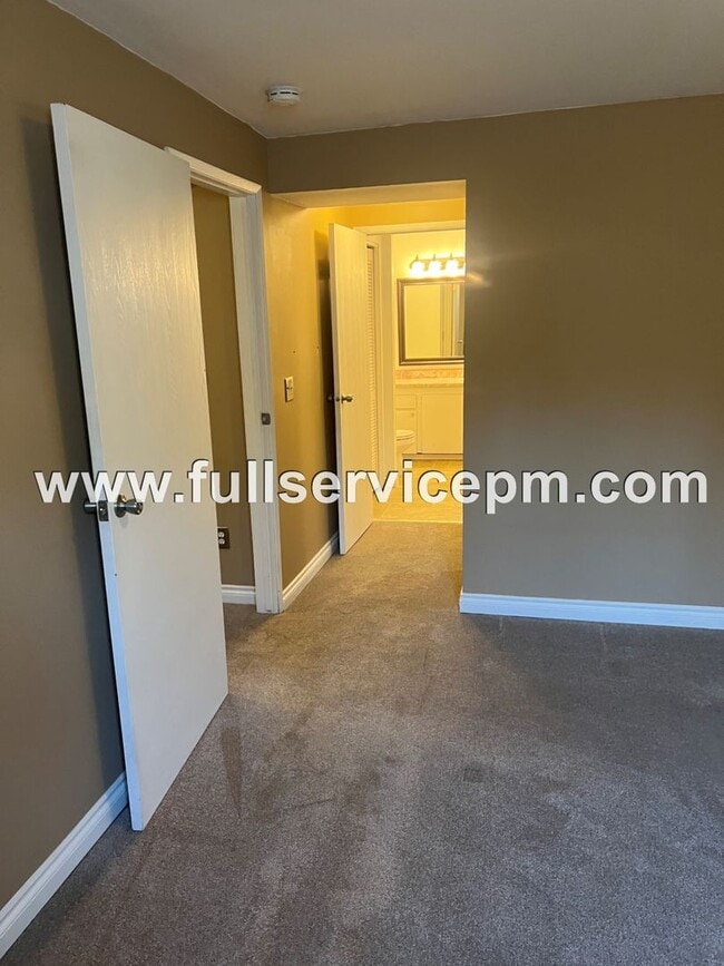 Building Photo - Large condo w/ sauna