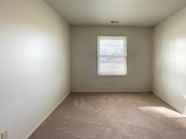 Building Photo - Spacious 2 Bedroom!