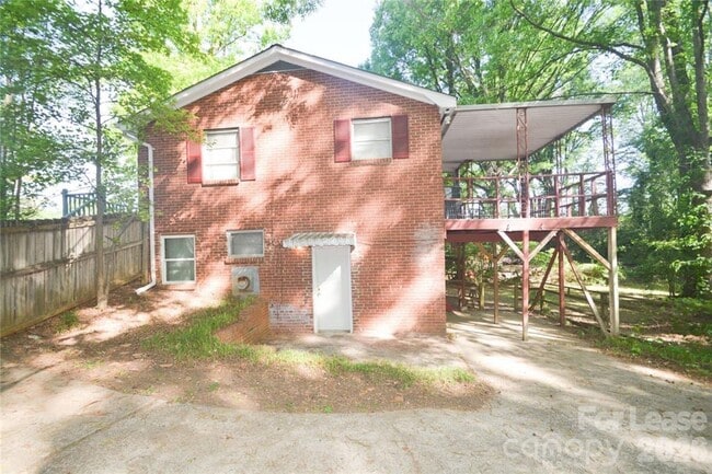 Building Photo - 2143 Finchley Dr